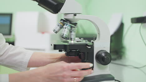 científico usando el microscopio en el laboratorio