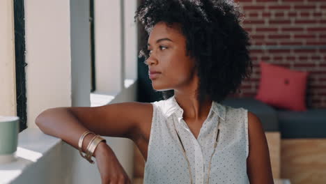mujer de negocios brasileña, teléfono
