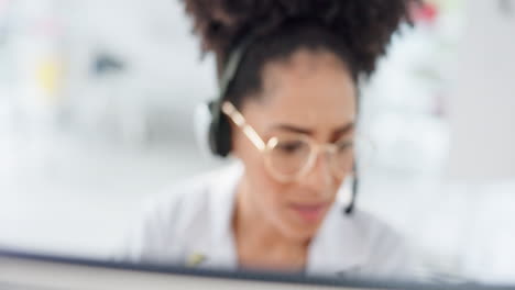 mujer, médico o consulta de telemedicina por computadora