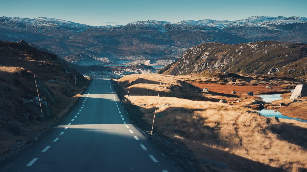 가을 툰드라 풍경을 가로지르는 좁은 길