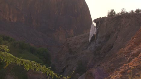 Una-Vista-Lejana-De-La-Principal-Cascada-De-Aguas-Termales-En-Jordania