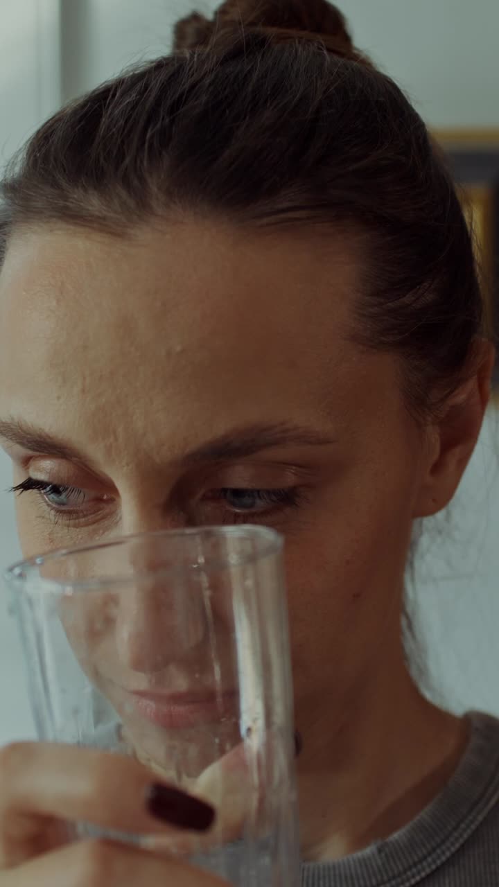 Mulher bebendo água