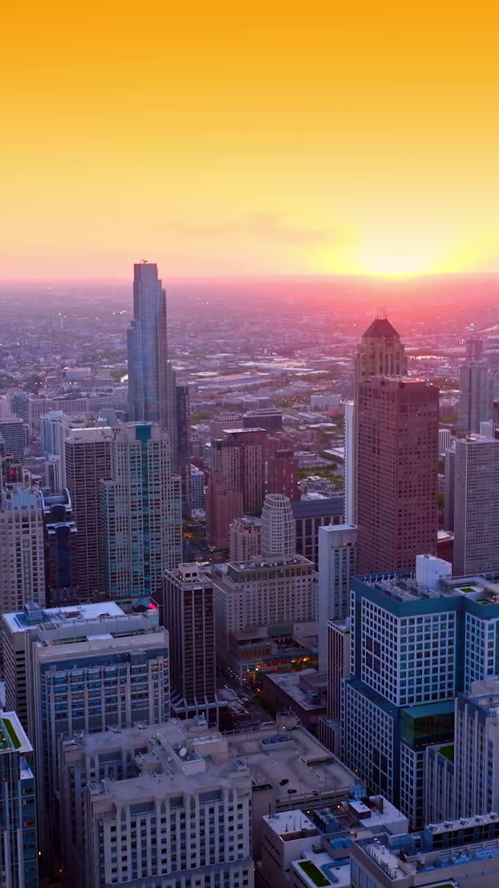 Setting sun at skyline of Chicago, Illinois. Diverse architecture in the fantastic metropolis at sun dusk. Vertical video