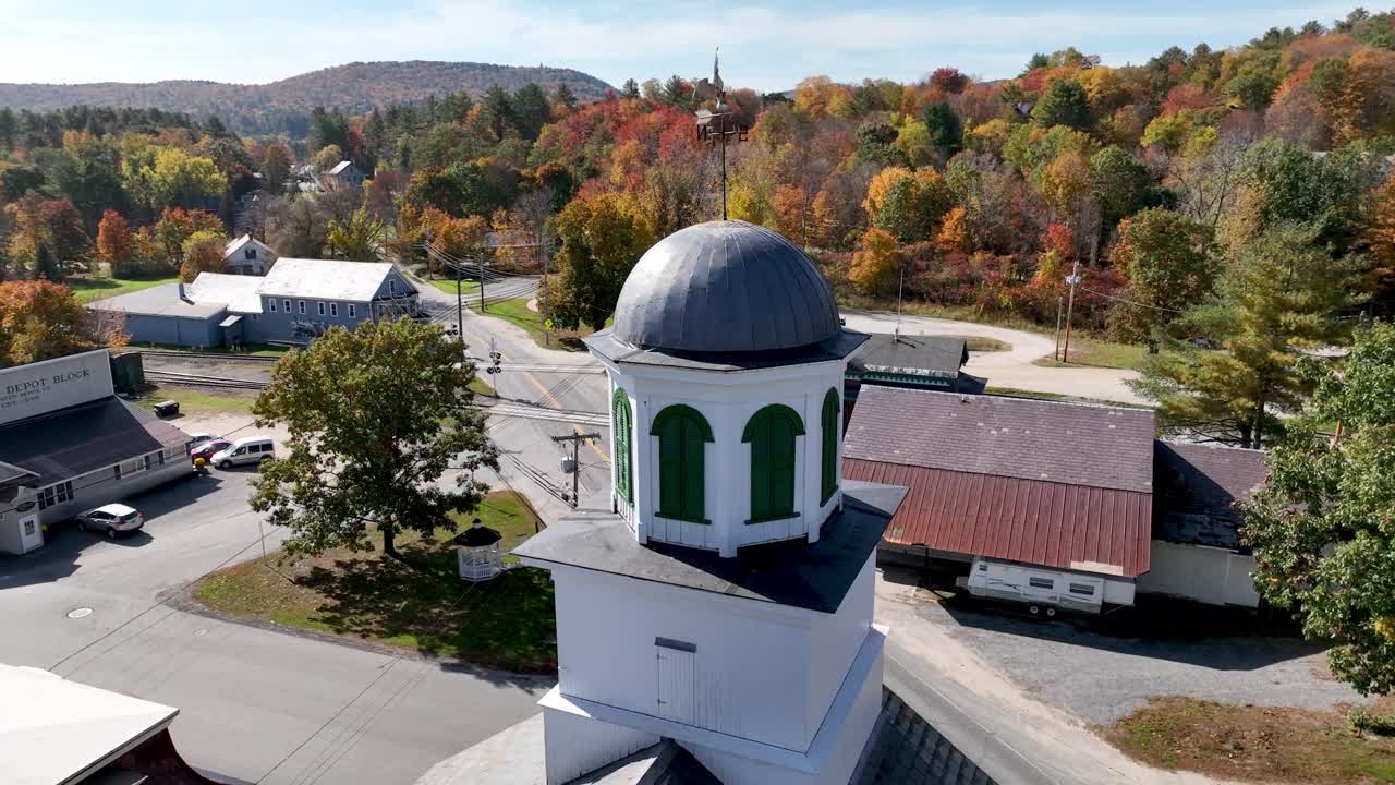 el palacio de justicia de chester, vermont, orbita en otoño con hojas de otoño en nueva inglaterra