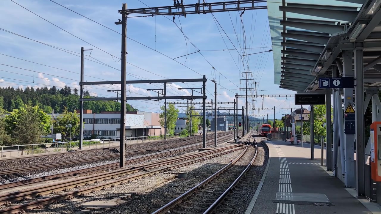 Treno che lascia la stazione in Svizzera, binario del treno regionale
