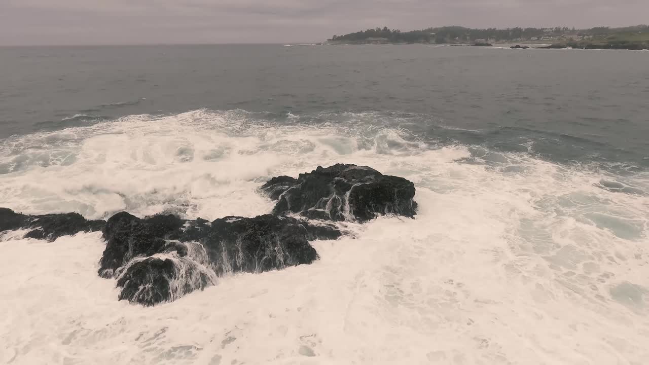 바위 에 부히는 파도 들 의 공중 사진