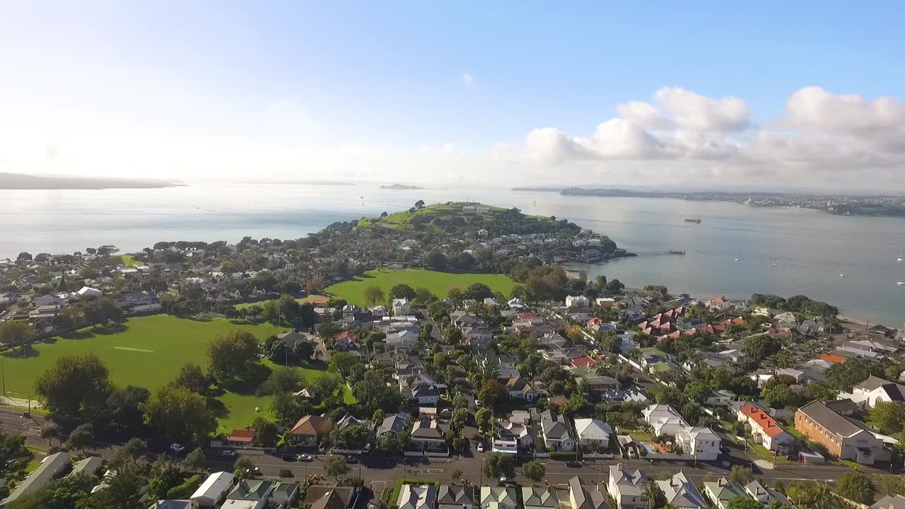 조감도는 빅토리아 산과 뉴질랜드 오클랜드의 인근 주거지를 보여줍니다.