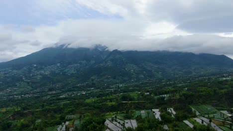 Exotische-Landschaft-Der-Insel-Java-Und-Des-Mount-Merbabu,-Bedeckt-Mit-Wolken,-Aus-Der-Luft