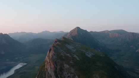 Paisaje-Noruego-Con-Cresta-De-Montaña-Rocosa-En-Strytinden---Toma-Aérea