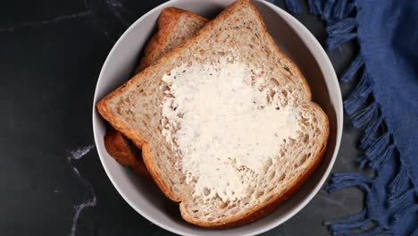 Frische-Butter-Auf-Einem-Brot-Verteilen,