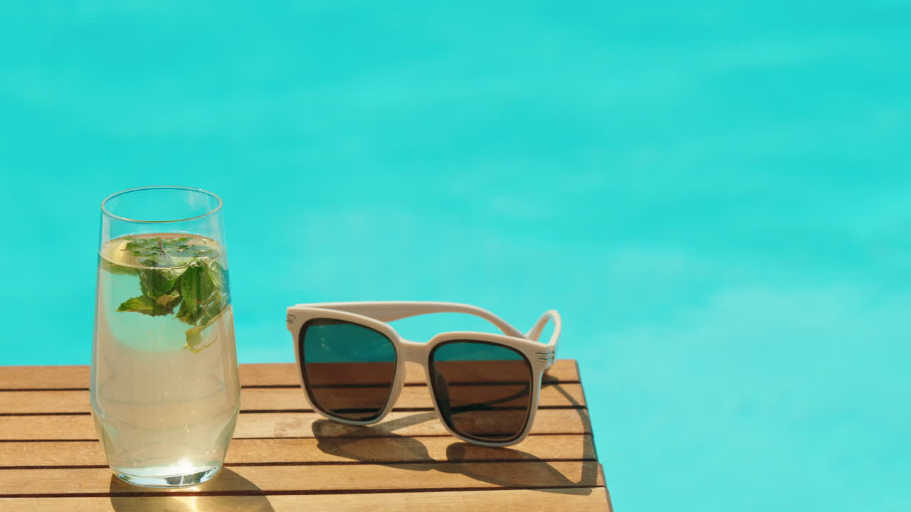 Cocktail am Pool und Sonnenbrille