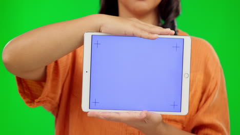 Woman,-chroma-key-and-hands-on-tablet