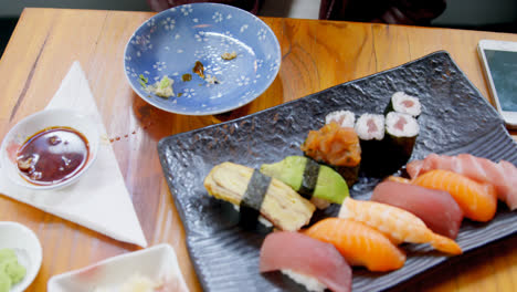 mujer colocando sushi en un plato 4k