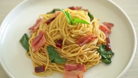 stir-fried spaghetti with dried chili and bacon