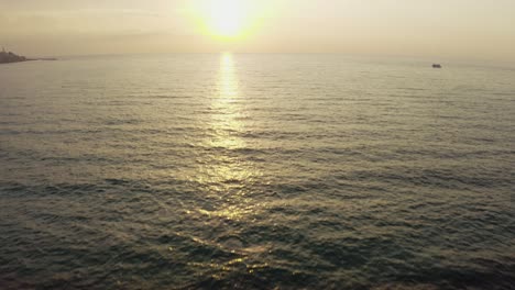 4k aéreo - carro majestuoso en la puesta del sol del océano pasó rocas en la playa de tel aviv