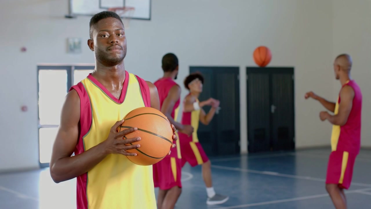 Jogador da frente segurando bola de basquete, equipe passando, HUD desenhando grade, adicionando marcadores mostrando posições