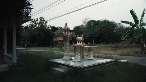 Casa-Espiritual,-Pequeños-Santuarios-En-Un-Jardín-En-Tailandia