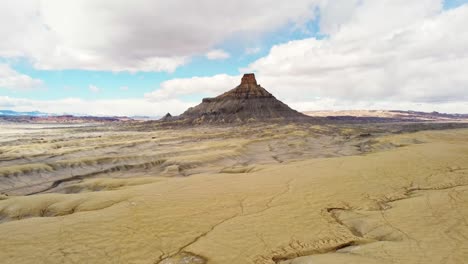 pintoresco paisaje de valle con montaña rocosa en el condado de wayne