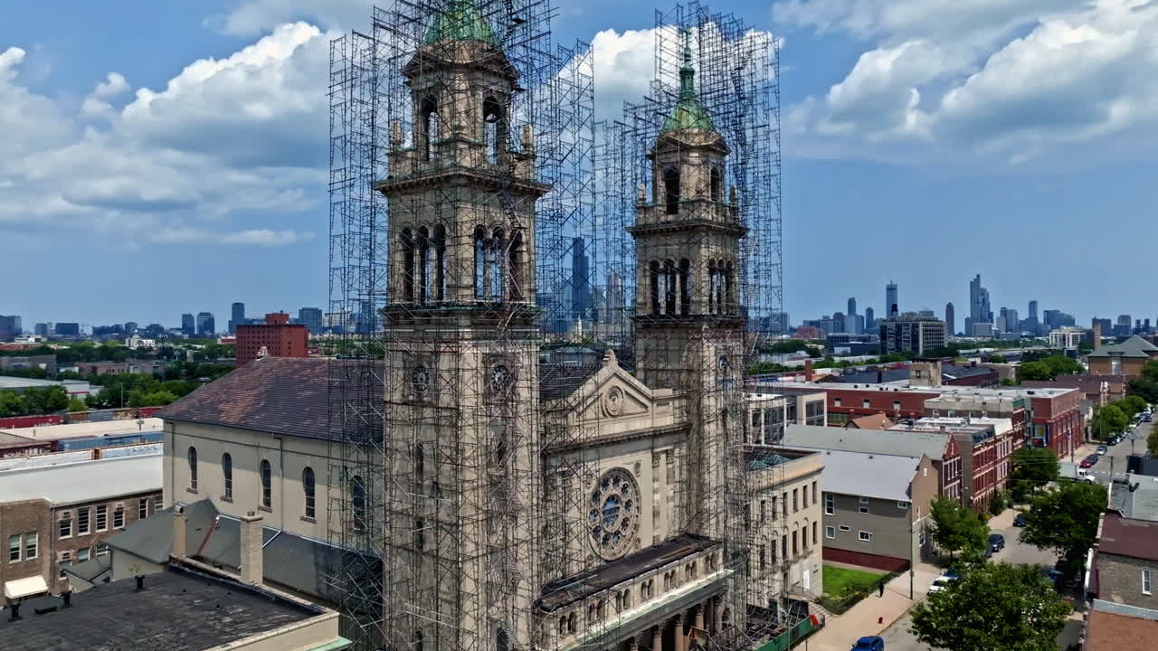 disparo de avión no tripulado descendiendo frente a la iglesia de san adalberto, en pilsen, chicago