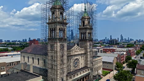 Drone-shot-descending-in-front-of-the-Saint-Adalbert-Church,-in-Pilsen,-Chicago