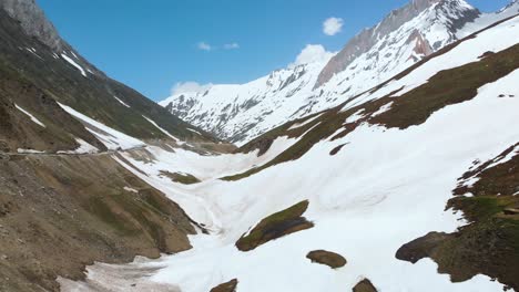 la nieve cae en el paso de zjila en ladakh, india