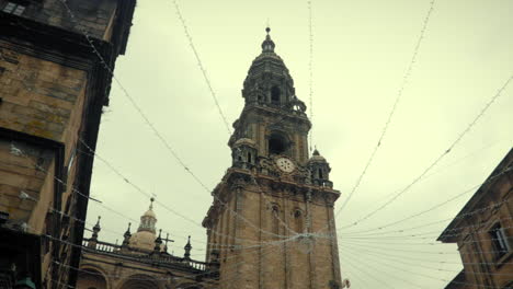 Uhrturm-Der-Kathedrale-Im-Regen