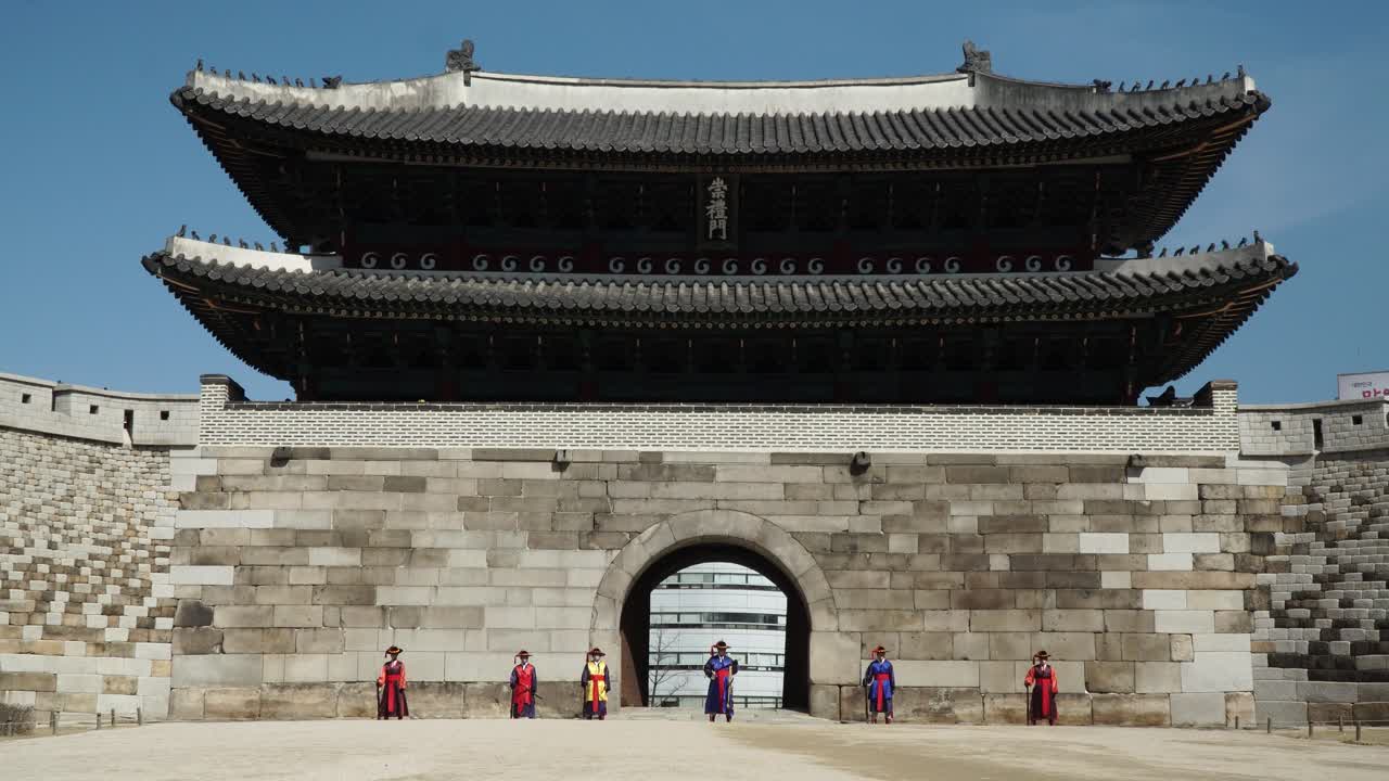 Guards in Korean traditional warrior costumes protecting the entrance of Sungnyemun gate in Seoul, South Korea. Korea National Treasure No. 1