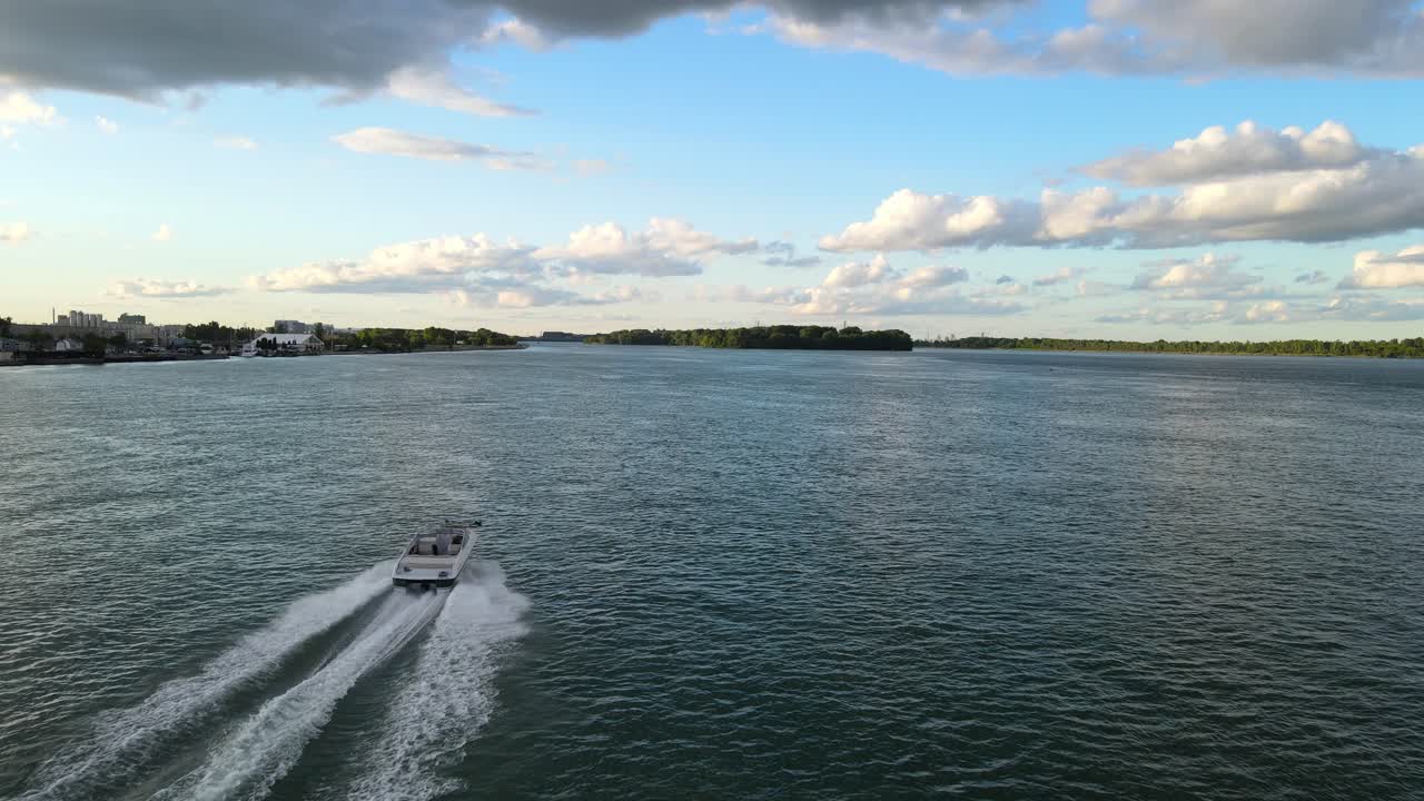 Barco em um Rio em um Dia Nublado