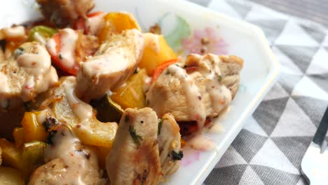 plato de pollo y verduras con salsa cremosa