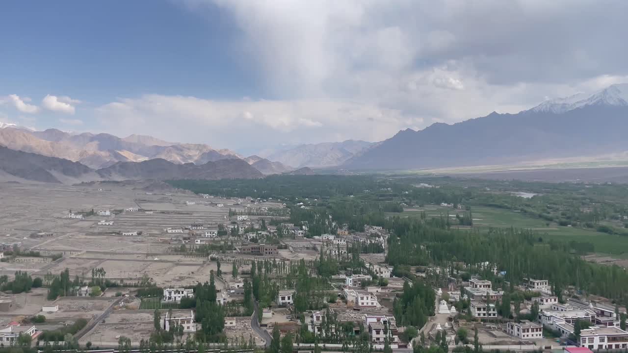 vista panorámica de la ciudad de leh con vistas a las montañas en ladakh, india