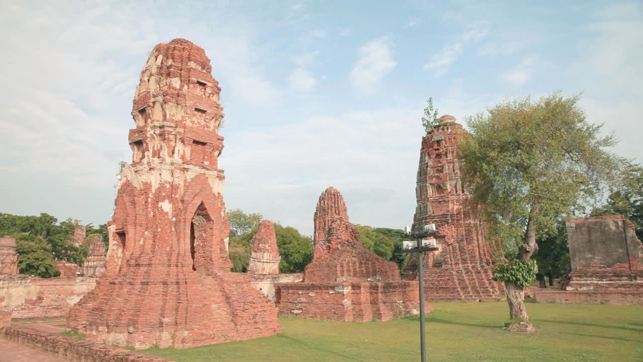Wat Maha Thatin thaimaalaisen temppelin pagodit Ayutthayassa, Thaimaassa kauniina päivänä