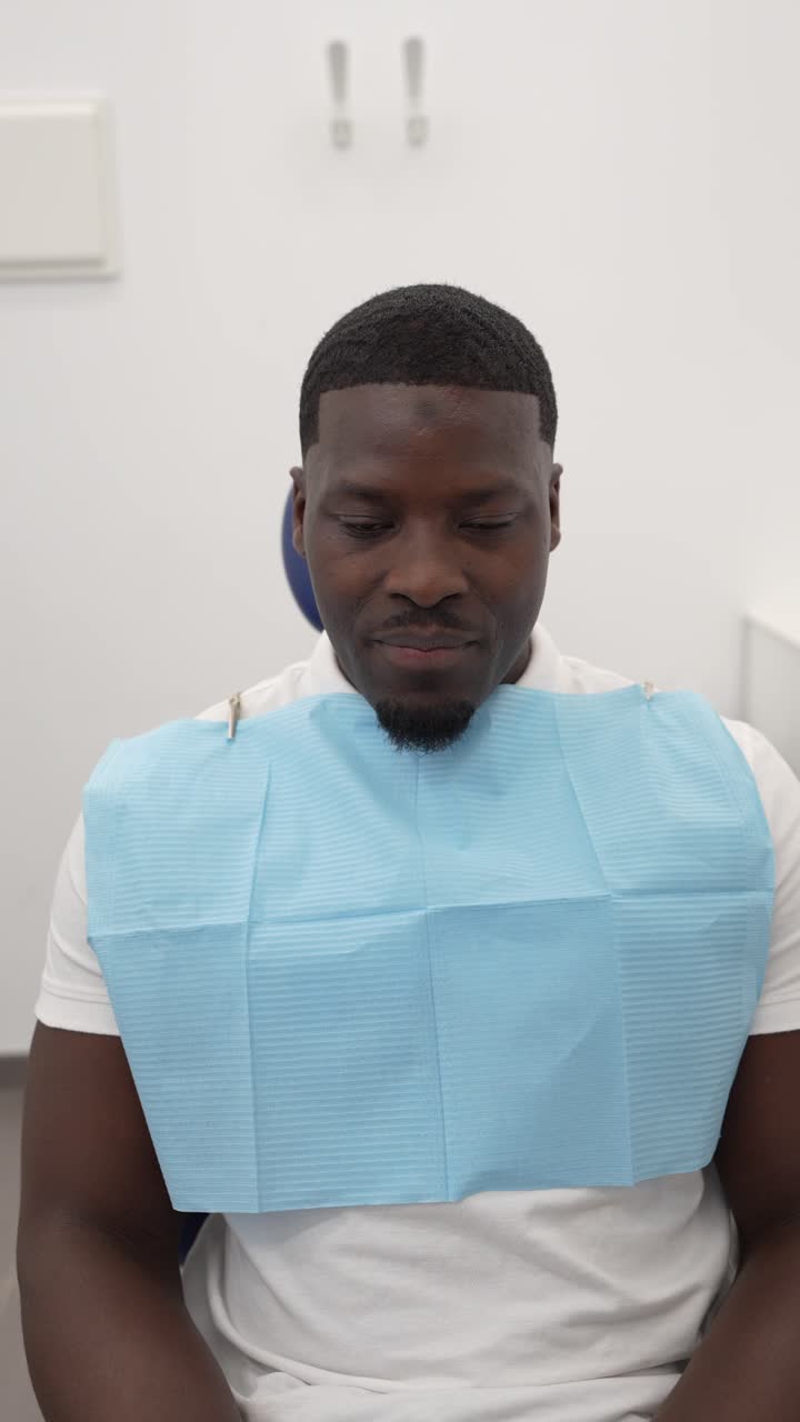 Uomo afroamericano dal dentista