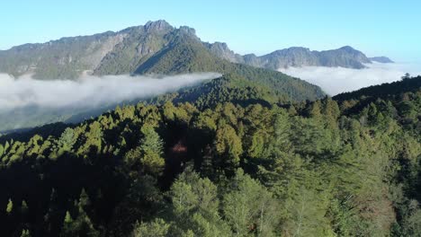 Drohnenaufnahme-Beeindruckender-Berge-In-Asien-Mit-Wolkenmeer