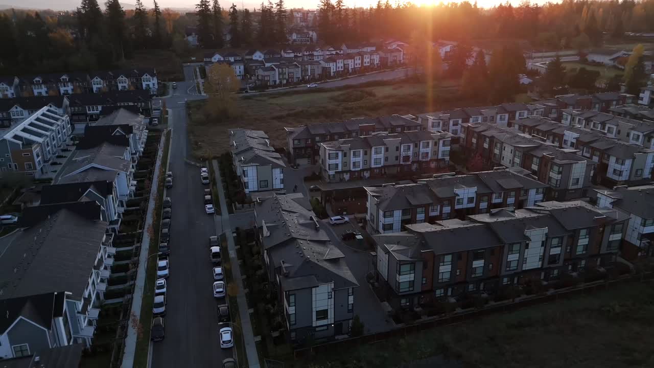 Langley, British Columbia, Kanada'da gün batımında Carvolth'taki yerleşim alanı.