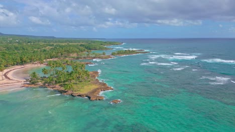 Paisaje-Idílico-En-Playa-Los-Coquitos-En-Cabrera,-República-Dominicana---Toma-Aérea-De-Drones