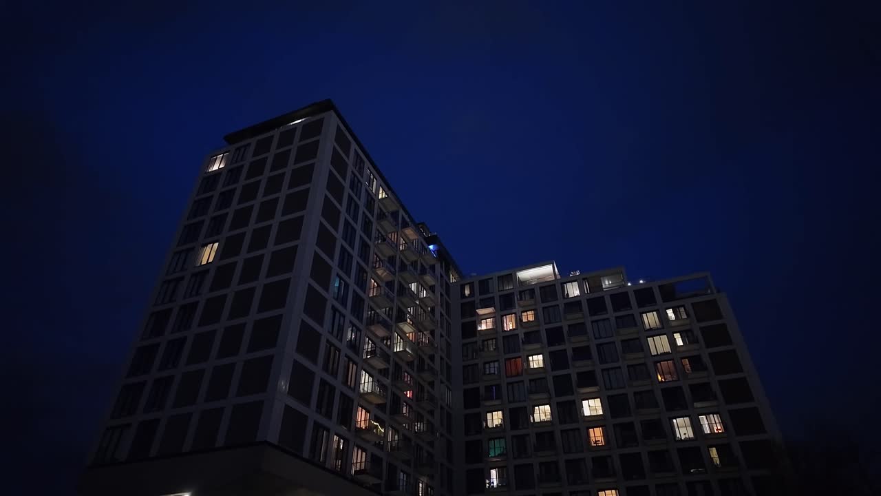 edificio de apartamentos moderno por la noche con ventanas iluminadas en velperweg arnhem