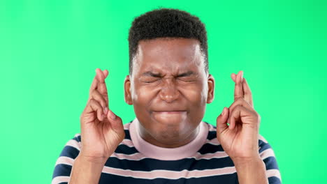 suerte, pantalla verde y dedos del hombre negro cruzados