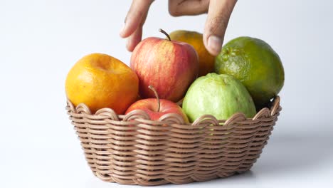 Cerca-De-Una-Rodaja-De-Fruta-De-Naranja-En-Un-Recipiente