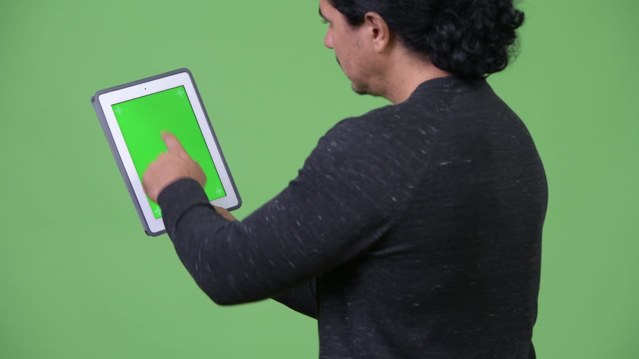 디지털 태블릿을 사용하는 잘생긴 남자