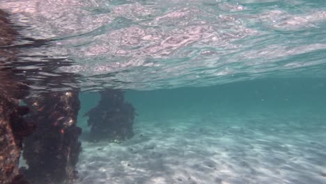 transición de bajo el agua a encima del agua en el muelle