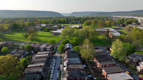 Vista-Aérea-De-La-Zona-Residencial-Suburbana-De-La-Ciudad-De-Harrisburg-Con-Montañas-Verdes-En-El-Fondo