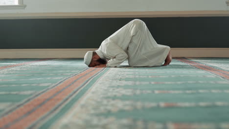 Praying,-islamic-and-man-with-faith-in-a-mosque