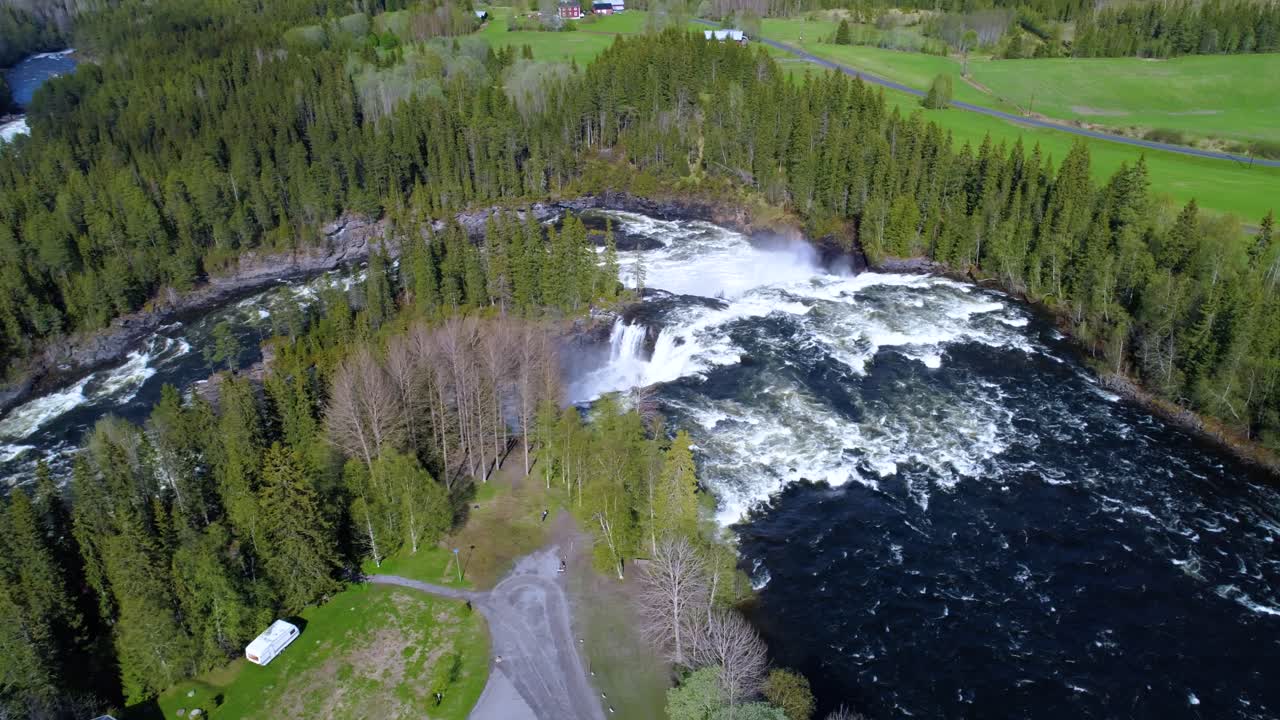la cascada de ristafallet en la parte occidental de jamtland está catalogada como una de las cascadas más hermosas de suecia.