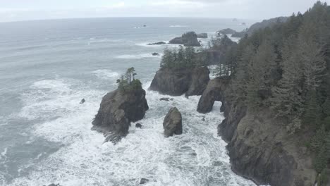 Hervorragende-Luftaufnahme-Von-Wasser,-Das-An-Einem-Nebligen-Tag-In-Buchten-Der-Küste-Von-Oregon-Auftaucht