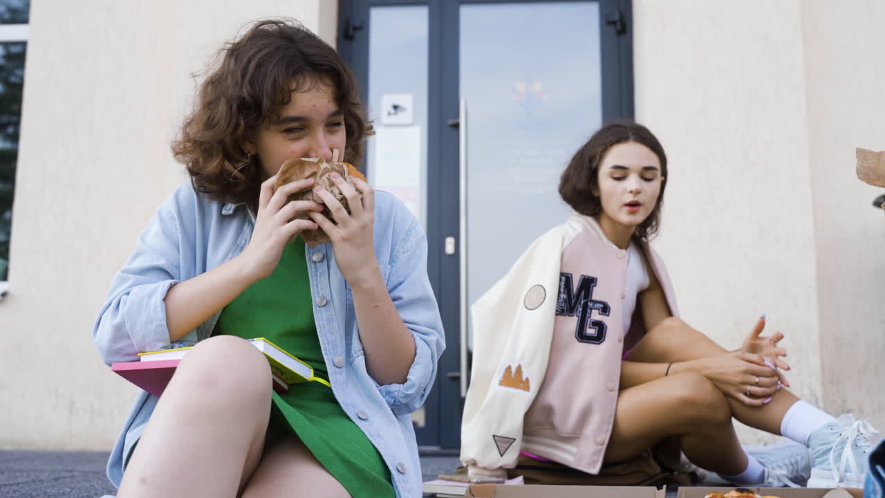 друзья обедают на свежем воздухе