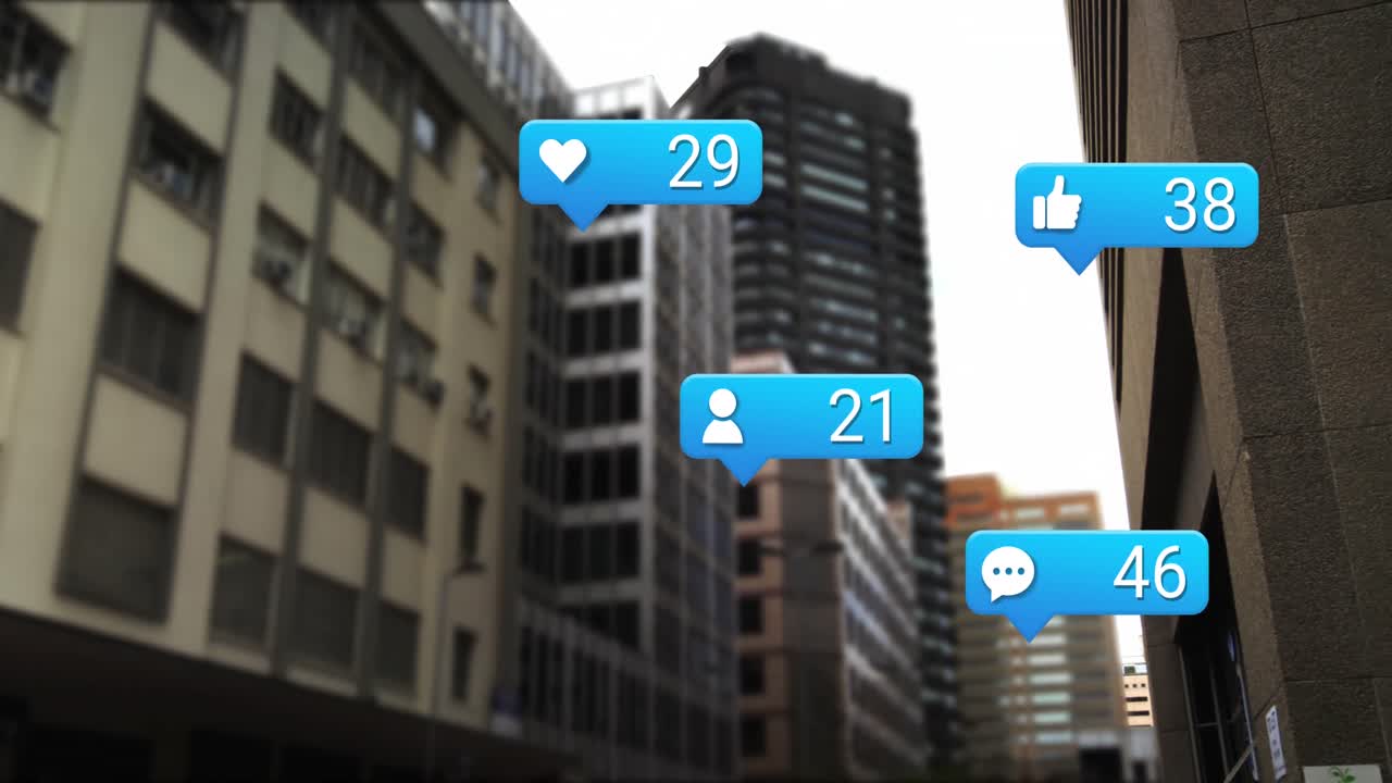 Animação de números e ícones em mudança em barras de notificação sobre edifícios modernos contra o céu.