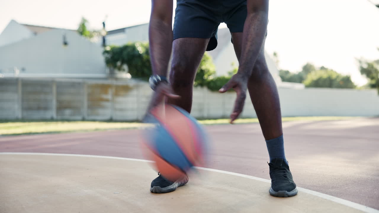 hombre driblando baloncesto en la cancha al aire libre