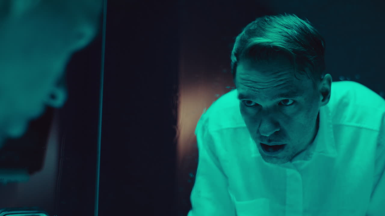 室内惊恐人物肖像