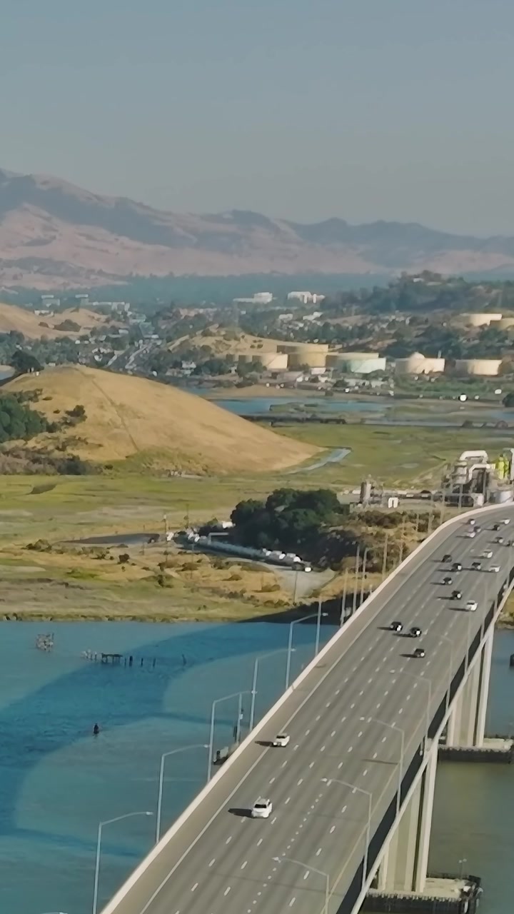 Vista de puente y paisaje en California, EE. UU. desde arriba