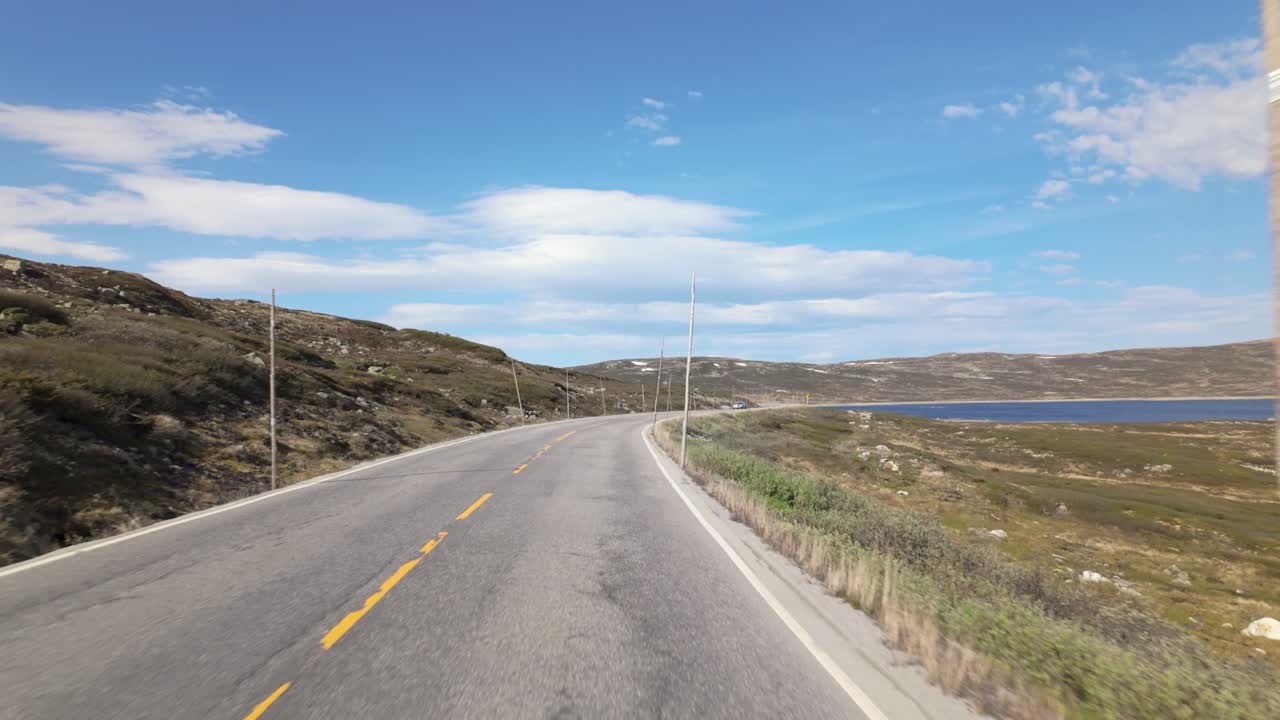 Un viaggio sulla Highway 7 attraverso l'altopiano montuoso di Hardangervidda in Norvegia. Ripresa POV.